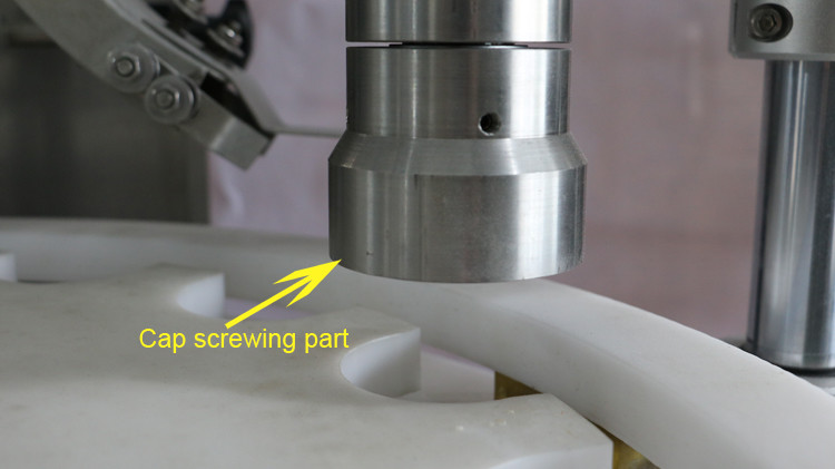 500ml makine për mbushjen e shisheve të rrumbullakët me nënshkrimin e kapakut dhe drejtimin e rrotave yll